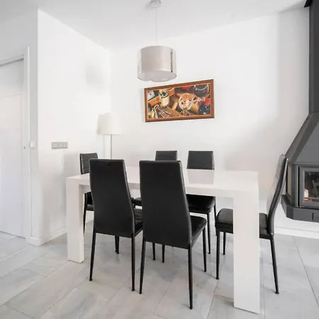 펜션 Modern Two-floor Townhouse With Sauna Pacos Casa Sarilyn *