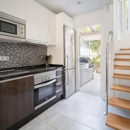펜션 Modern Two-floor Townhouse With Sauna Pacos Casa Sarilyn 푸엔히롤라