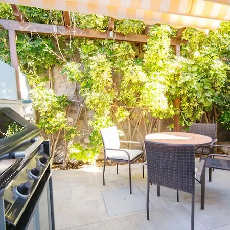 펜션 Modern Two-floor Townhouse With Sauna Pacos Casa Sarilyn 푸엔히롤라